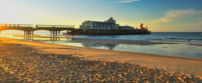 Jetée de Bournemouth au coucher du soleil avec fond d'océan calme.