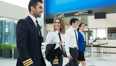 hôtesse de l'air et steward à l'aéroport