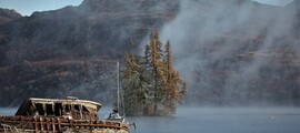 Inverness : bateau abandonné sur lac tranquille.