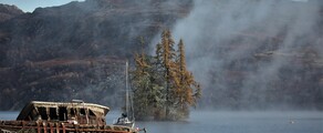 Inverness : bateau abandonné sur lac tranquille.