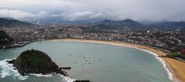 Saint-Sébastien : vue aérienne de la baie en croissant.