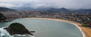 Saint-Sébastien : vue aérienne de la baie en croissant.