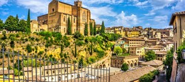 Sienne : Vue panoramique avec basilique historique sous ciel bleu
