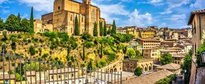 Sienne : Vue panoramique avec basilique historique sous ciel bleu