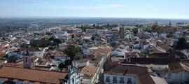 Beja - Ville historique et campagne ensoleillée en arrière-plan.