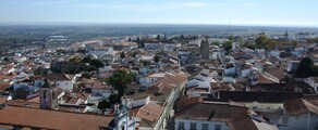 Beja - Ville historique et campagne ensoleillée en arrière-plan.