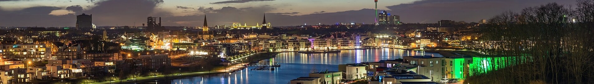 Rivière Dortmund au crépuscule avec des maisons modernes.