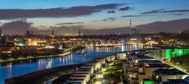 Rivière Dortmund au crépuscule avec des maisons modernes.