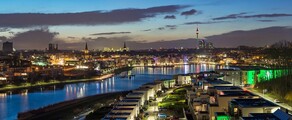 Rivière Dortmund au crépuscule avec des maisons modernes.
