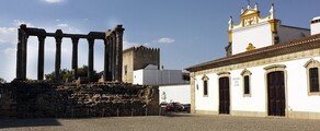Ruines antiques et église à Evora Azur.