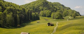 location jet privé - Collines verdoyantes avec cabanes en bois.
