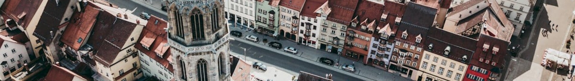 Rottweil-Zepfenhan vue aérienne, église et bâtiments rouges animés.