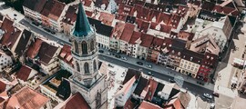 Rottweil-Zepfenhan vue aérienne, église et bâtiments rouges animés.