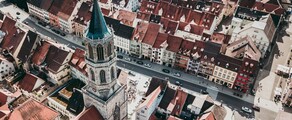 Rottweil-Zepfenhan vue aérienne, église et bâtiments rouges animés.