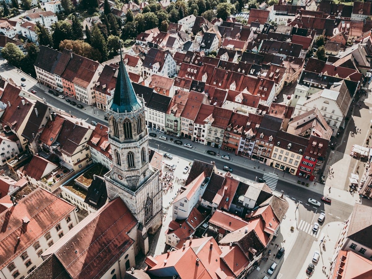 Rottweil-Zepfenhan vue aérienne, église et bâtiments rouges animés.