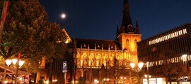Place de la cathédrale illuminée en pleine nuit, Liège, Belgique