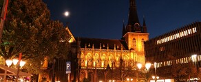 Place de la cathédrale illuminée en pleine nuit, Liège, Belgique