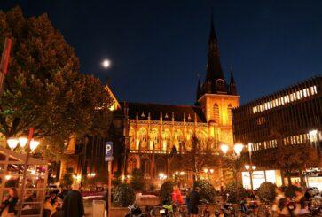 Place de la cathédrale illuminée en pleine nuit, Liège, Belgique