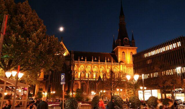 Place de la cathédrale illuminée en pleine nuit, Liège, Belgique