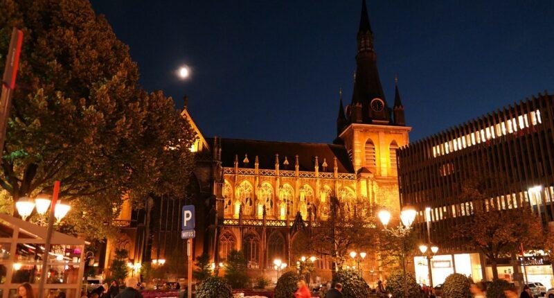 Place de la cathédrale illuminée en pleine nuit, Liège, Belgique