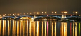 Mayence-Finthen, pont éclairé réfléchissant sur eau calme.