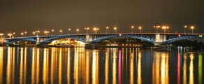 Mayence-Finthen, pont éclairé réfléchissant sur eau calme.