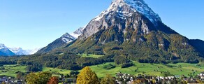 Mollis, village pittoresque avec montagnes et champs.