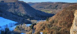 Payerne : vue vallée pittoresque sous ciel bleu.