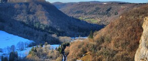 Payerne : vue vallée pittoresque sous ciel bleu.