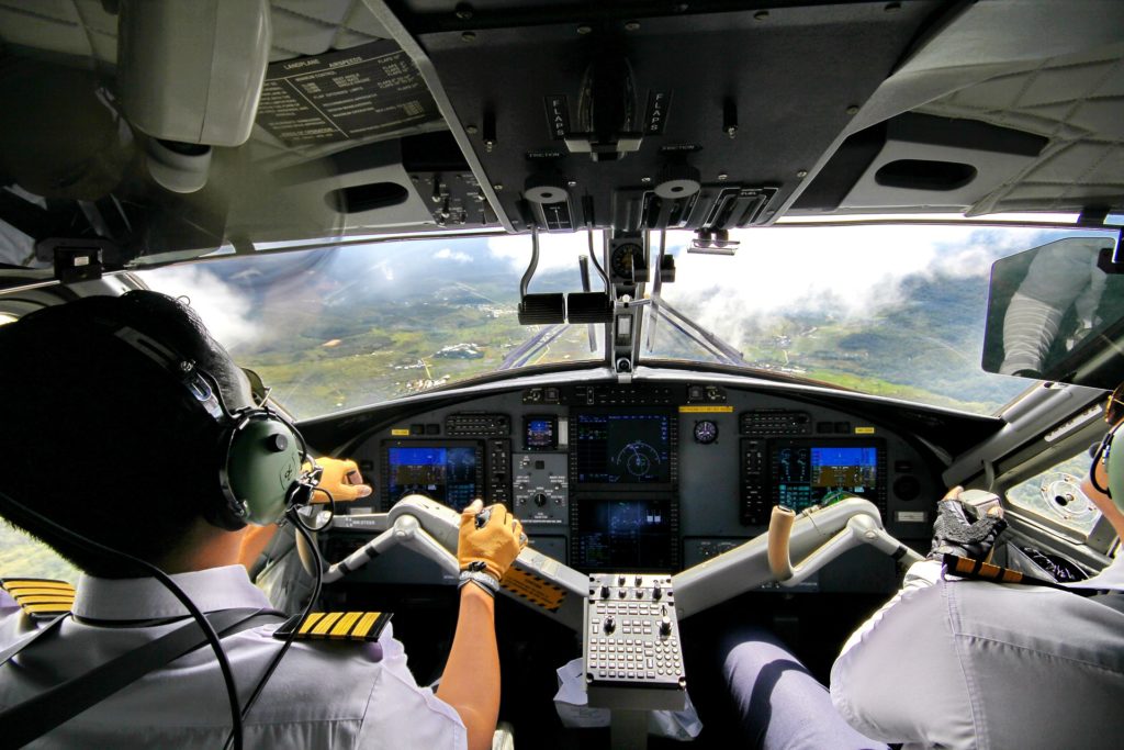location jet privé, vue cockpit avec pilotes en uniforme.