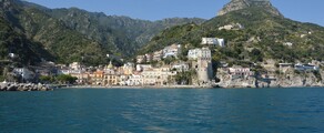 location de jet privé, Salerne : collines verdoyantes et bâtiments colorés