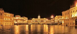Trieste Ronchi del Legionari : Place de la ville la nuit.