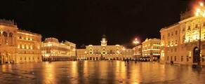Trieste Ronchi del Legionari : Place de la ville la nuit.