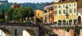 **Vérone-Boscomantico : location de jet privé** : Pont historique, nature verdoyante.