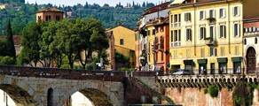 **Vérone-Boscomantico : location de jet privé** : Pont historique, nature verdoyante.