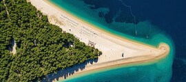 Plage de Zlatni Rat, île de Brac, Croatie vue aérienne.