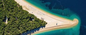 Plage de Zlatni Rat, île de Brac, Croatie vue aérienne.