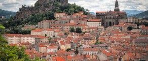 Le Puy-en-Velay vue panoramique, statue et cathédrale.
