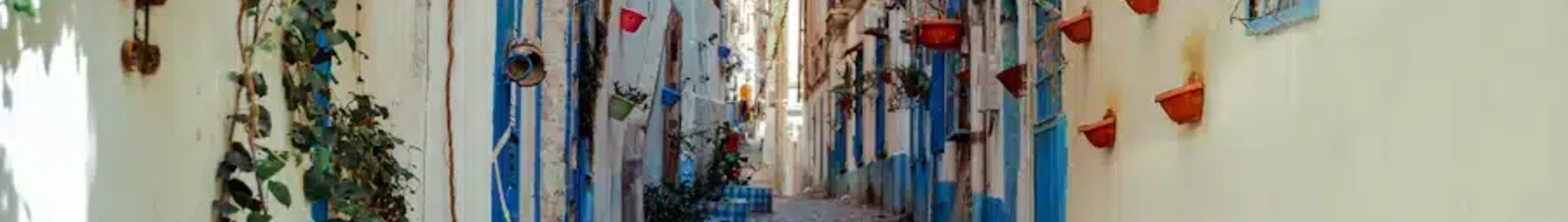 location jet privé dans une ruelle ensoleillée, Annaba