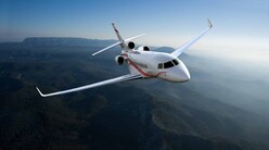 location de jet privé au-dessus d'une forêt montagneuse.