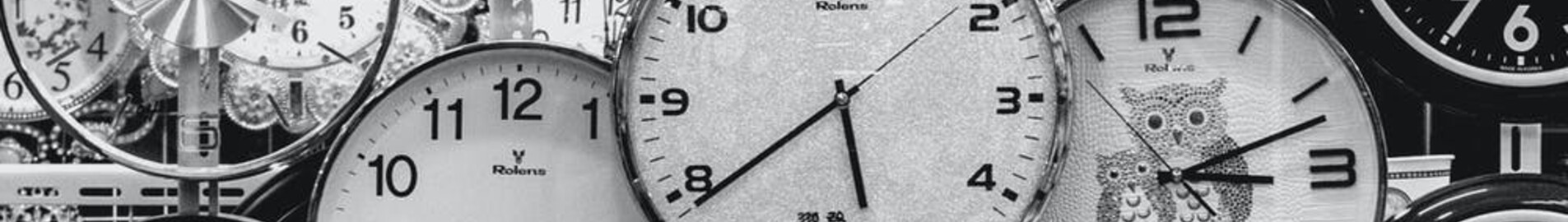 Réserver jet privé urgence : diverses horloges murales noir et blanc.