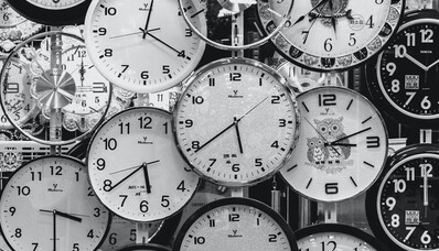 Réserver jet privé urgence : diverses horloges murales noir et blanc.