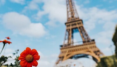 rapatriement en France, fleurs rouges devant la tour Eiffel