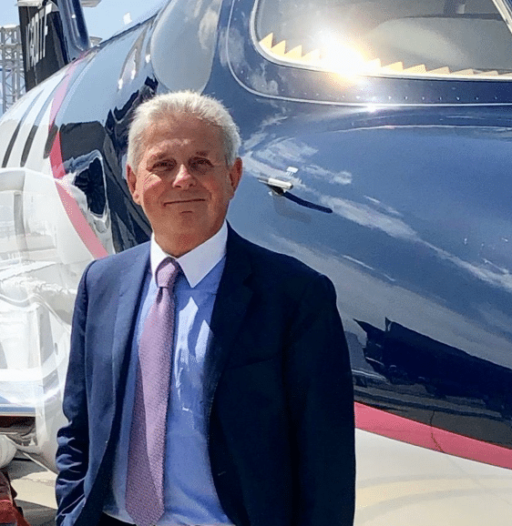 **location jet privé** : Personne en costume devant un avion.