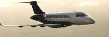 Jet privé Learjet 75 survolant New-York