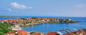 Ville côtière pittoresque de Nessebar avec plage et mer.