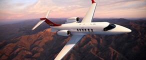 location de jet privé: LEARJET 70 survolant montagnes au coucher du soleil