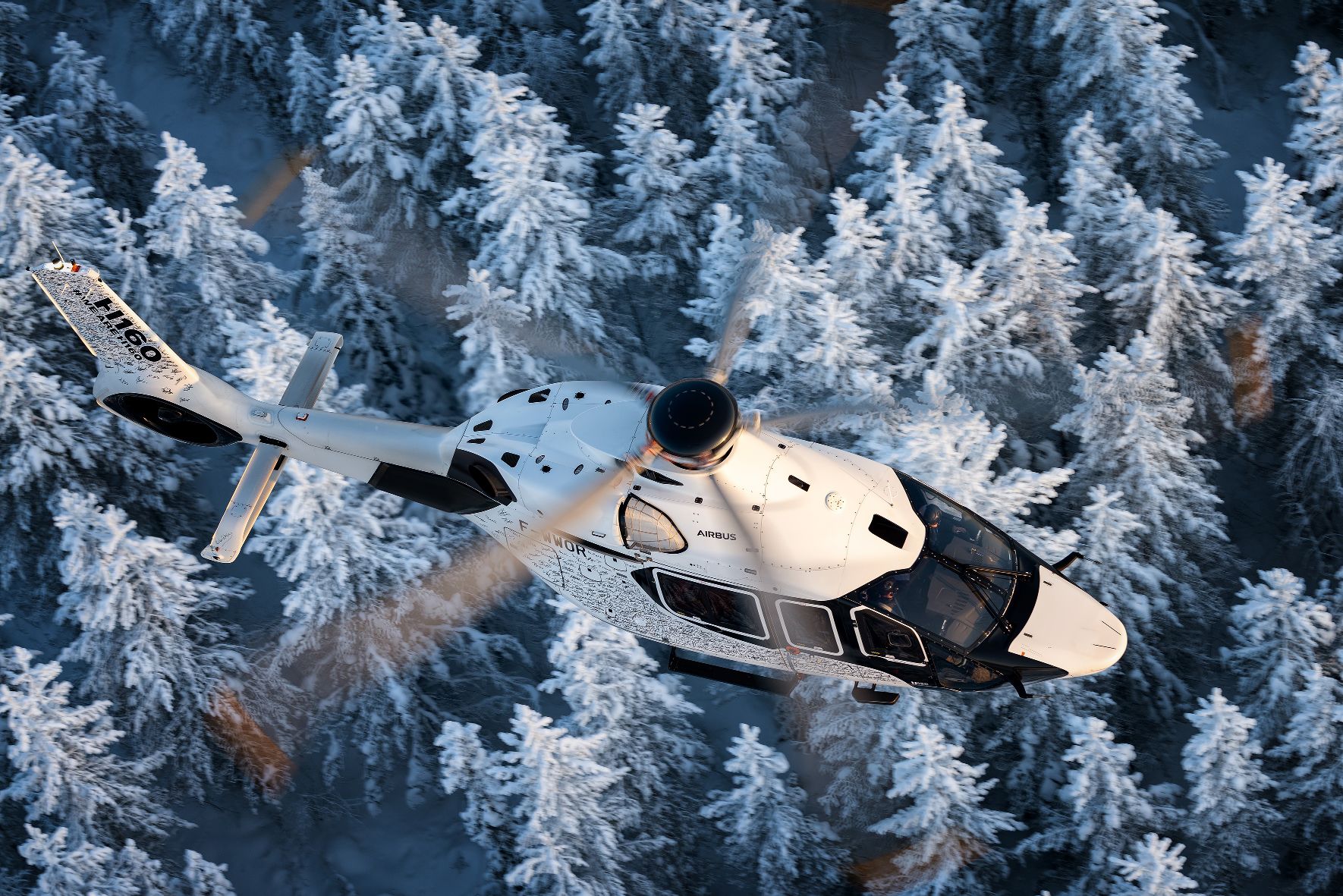 Hélicoptère H160 en vol au dessus des montagnes