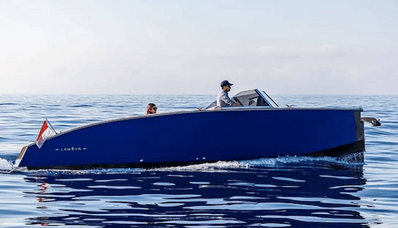 Bateau à moteur Lanéva Bateaux naviguant sur une eau bleue et calme.