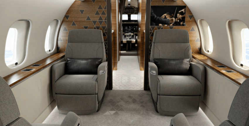 **location de jet privé**: Intérieur luxueux avec sièges en cuir gris.